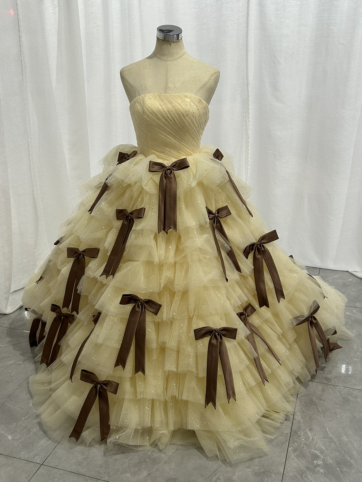 人気上昇！カラードレス イエロー ベアトップ リボン もこもこドレス 華やか キラキラチュール 花嫁 前撮り