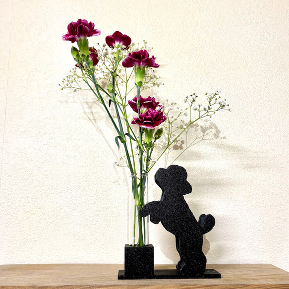 花とじゃれる犬（トイプードル）のフラワーベース ガラス瓶 リード