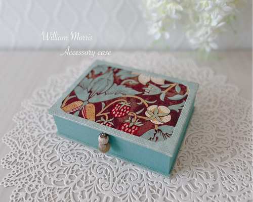 カルトナージュ【英国製ウィリアムモリス生地】茶箱大を用いてのスツール又は物入れ ウィリアムモリスの生地で作ったインテリア茶箱(10kgスツール型