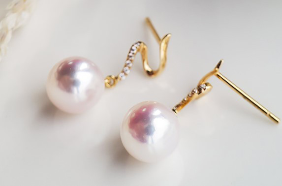 【La Corser】S字アコヤ真珠ピアス 7-9.5mm 日本製天然海水真珠 18Kゴールドピアス オーロラミラー 抗アレルギ