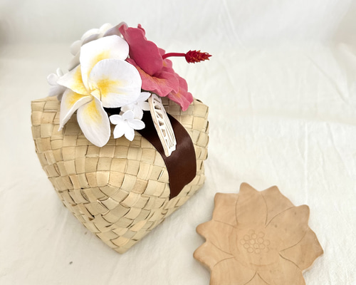 ハワイ気分を楽しむ＊プルメリアのクレイフラワー付きボックス｜リボン