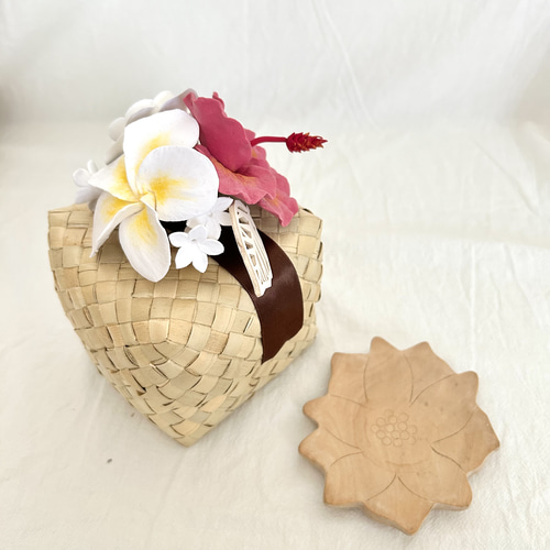 ハワイ気分を楽しむ＊プルメリアのクレイフラワー付きボックス｜リボン