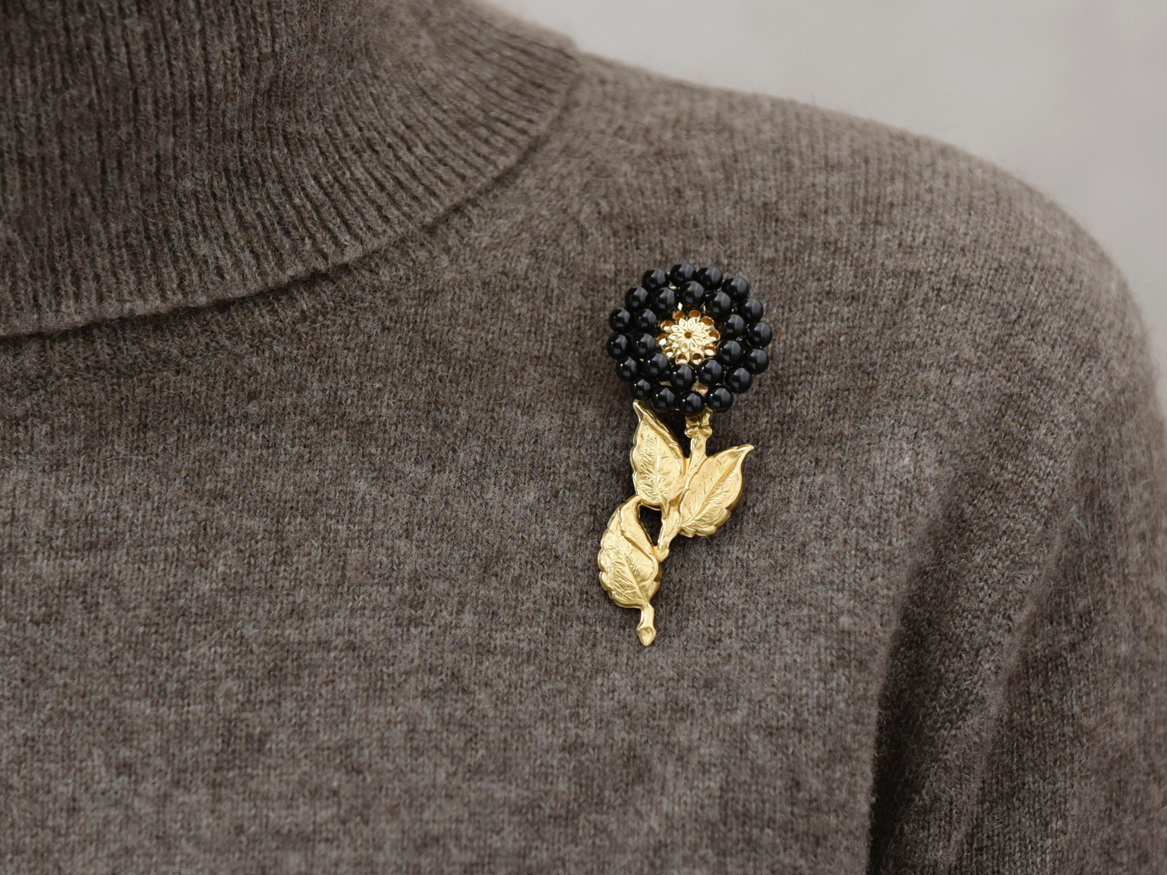 【 ブローチ 】 アンティークレトロ 一輪の お花  ブラックオニキス ／ 黒 真鍮 リーフ 葉っぱ