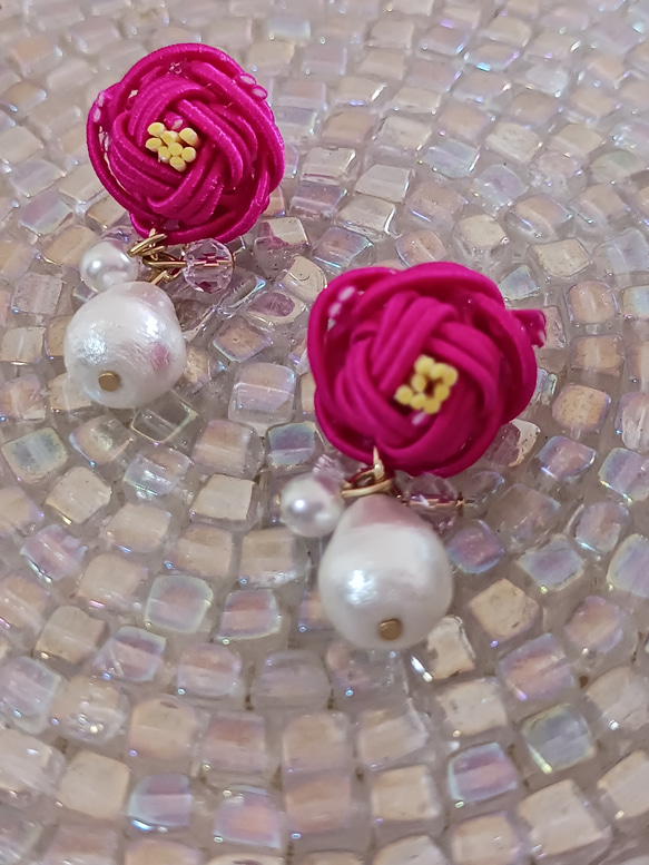 *小花のつぼみの耳飾り*(カラー変更可能) 1枚目の画像