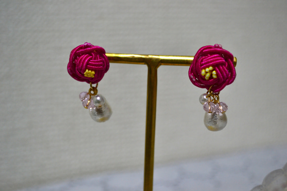 *小花のつぼみの耳飾り*(カラー変更可能) 2枚目の画像