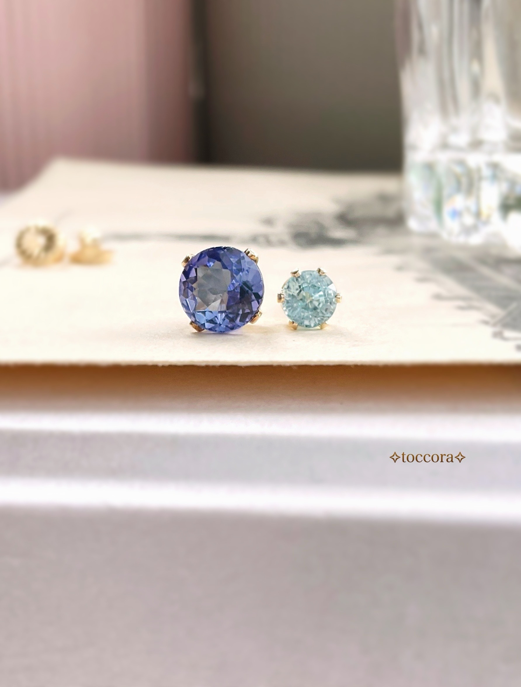 【送料無料】天然石と14kgfꕤ*.ﾟスタッドピアス片耳2個〜6mmタンザナイト＆4mmブルージルコンひと粒〜