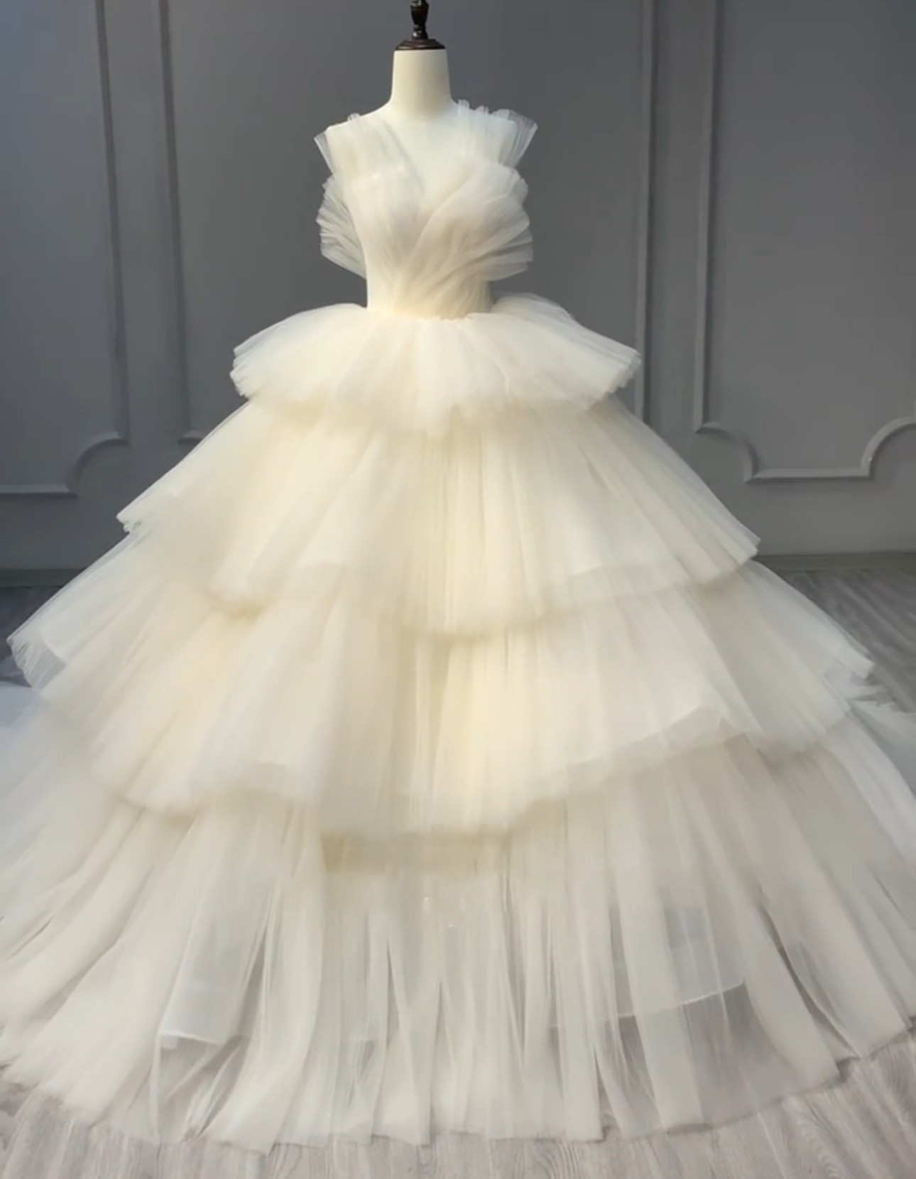 高級感溢れる　クリーム色　ふんわりチュール　カラー変更可能　チューブトップ　シンプル　優雅　痩せて見える　前撮りお呼ばれ