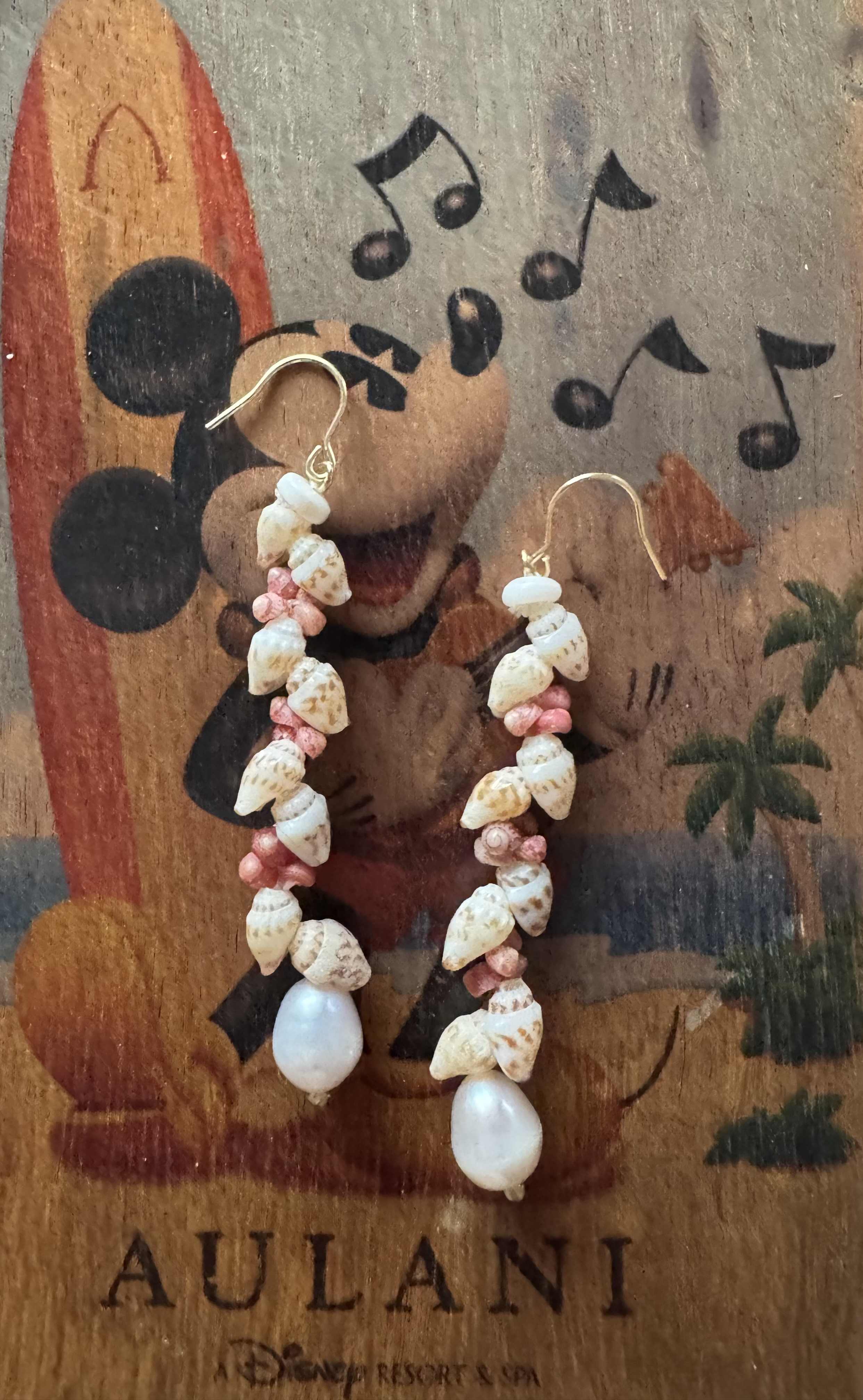 レアなニイハウブラウンシェルとピンクバールのヘレコニアピアス