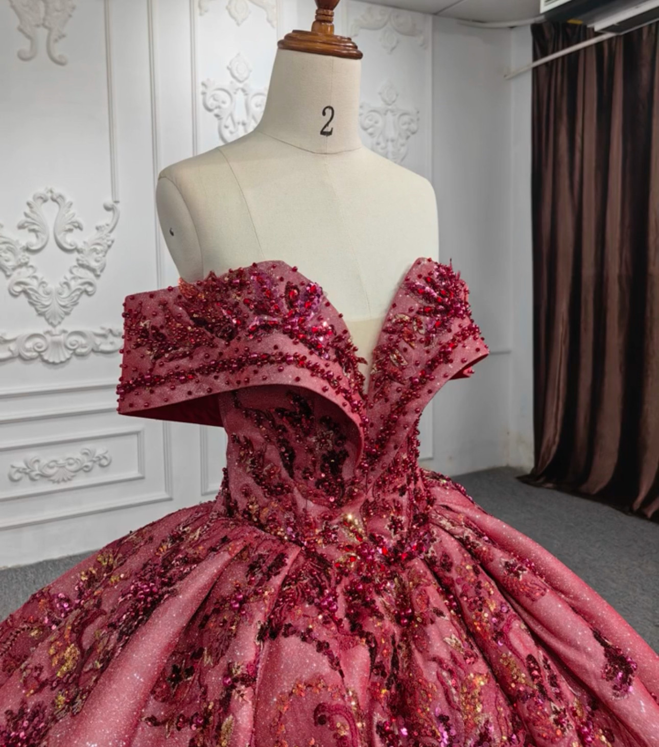 素材感を際立つオフショルダー二の腕カバー　ワインレッド　華やかな　キラキラドレス　音楽会コンテスト成人式卒業式　胸フリル