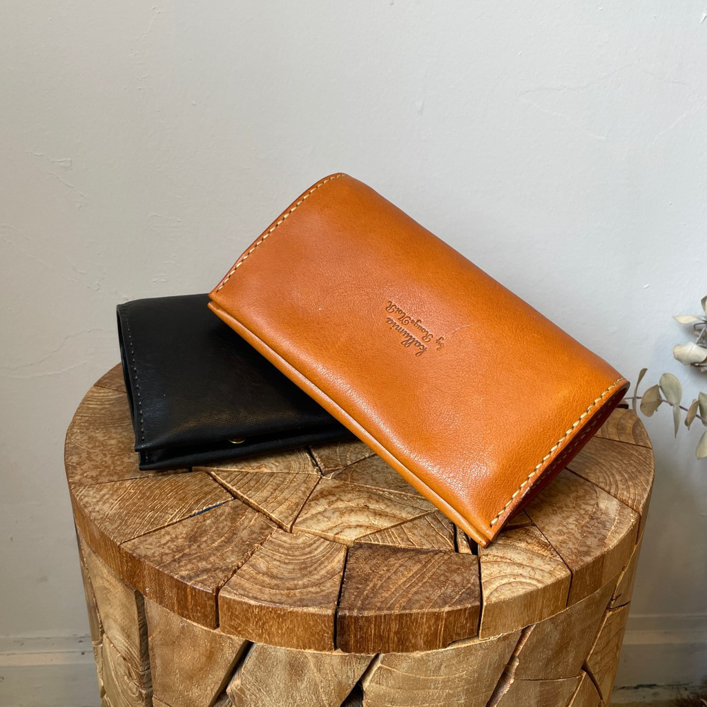 【2色展開】ティアドロップ型マチのコロッとした革製ポーチ 栃木オイルレザー Mサイズ