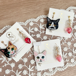 みずみずしい＊いちごと猫さん刺繍のピアスandイヤリング ♡ 3枚目の画像