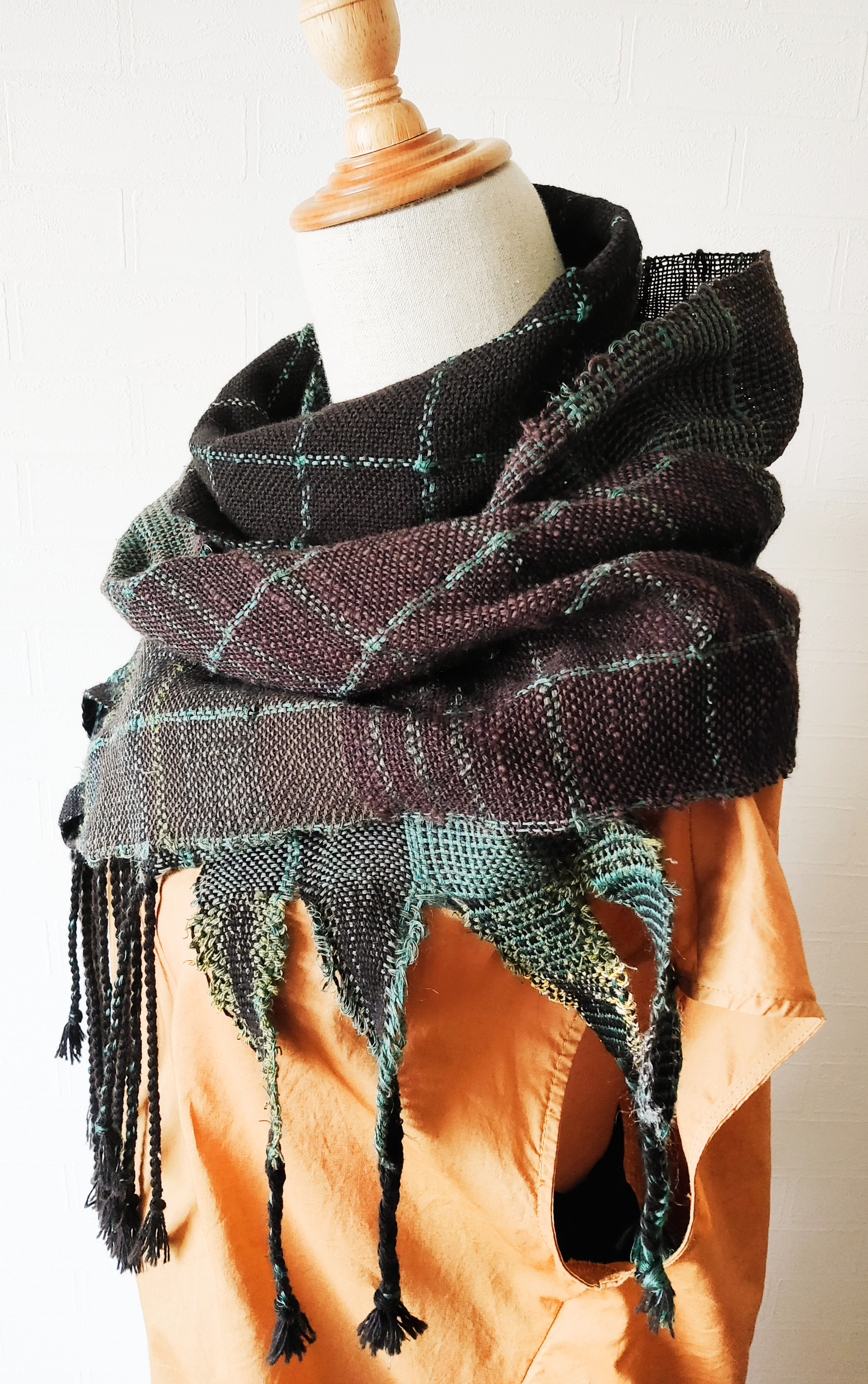 針葉樹の深い森の色　コットンリネンの手織りロングマフラー