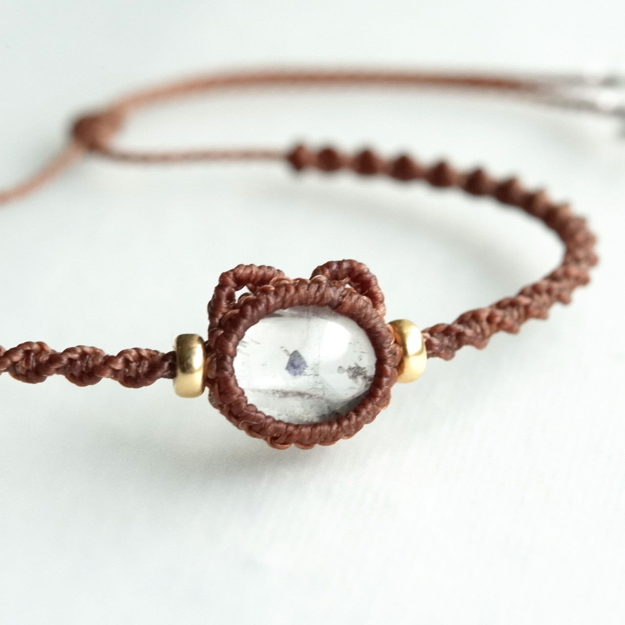 【１点もの】フローライトインクォーツの石猫ちゃんブレスレット　* マクラメ編み天然石アクセサリー