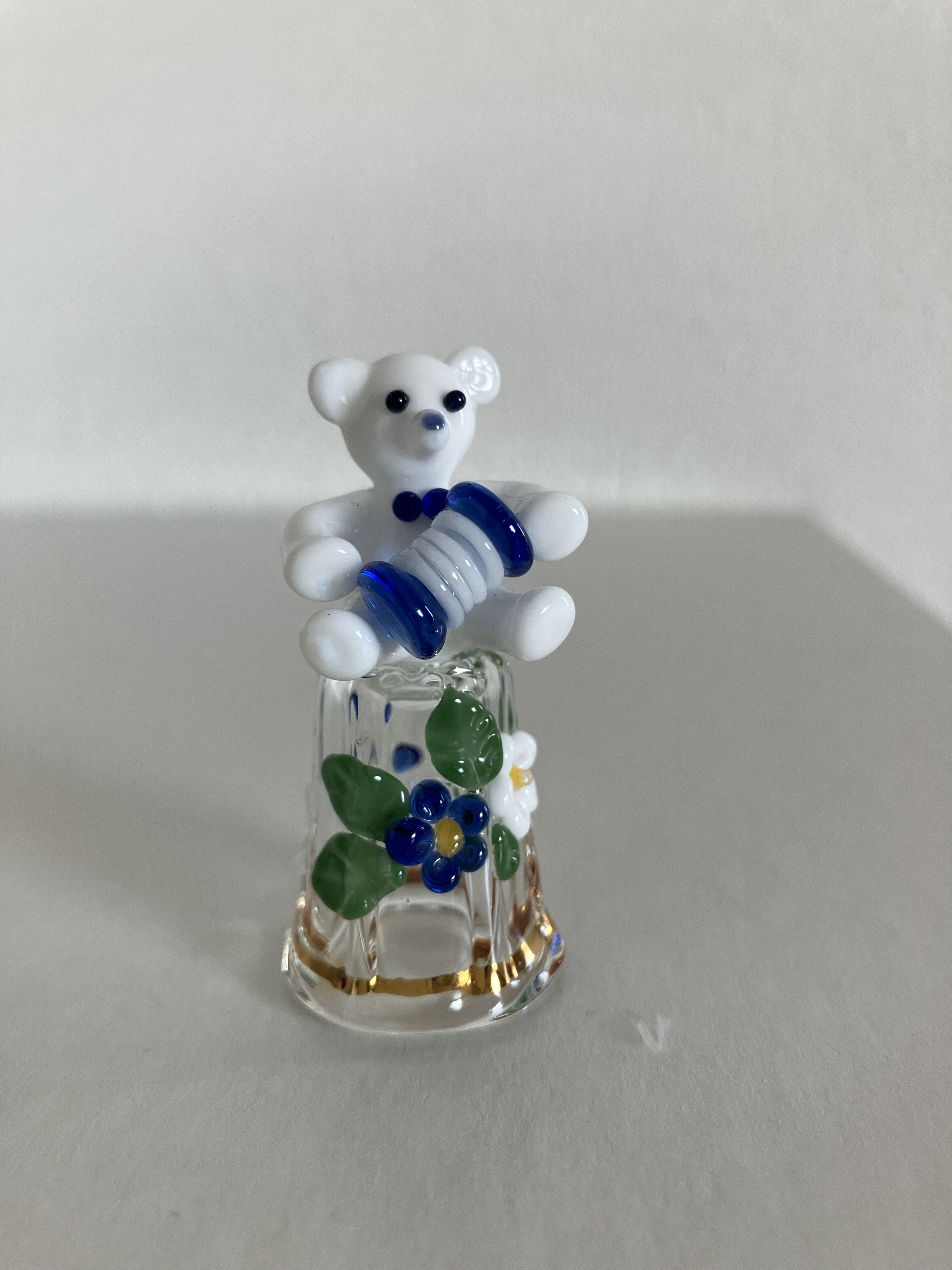 立体シンブル　　糸巻きを持ったテディ　ブルー