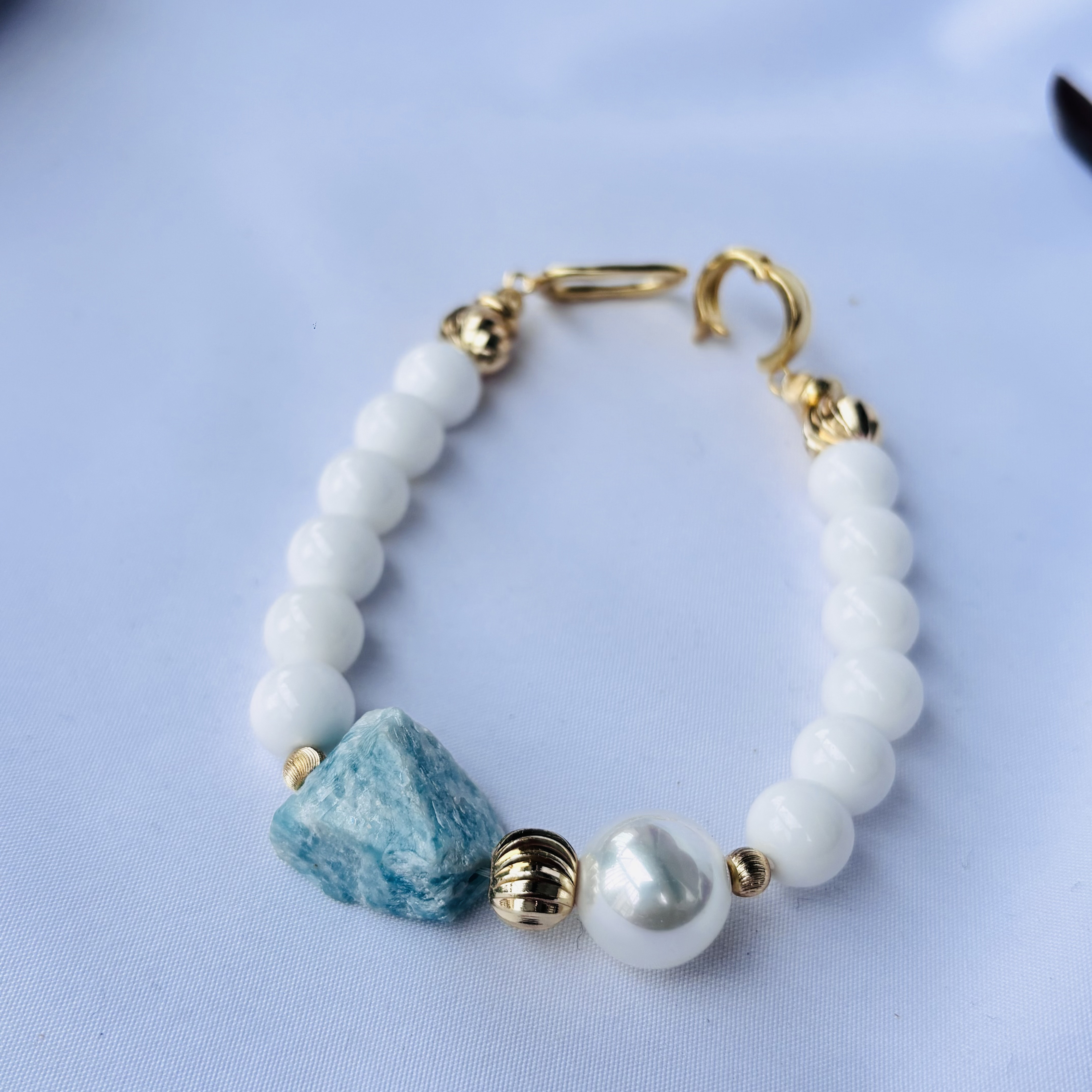 夏のしずく ─ アマゾナイト原石とホワイトビーズのリゾートブレスレット