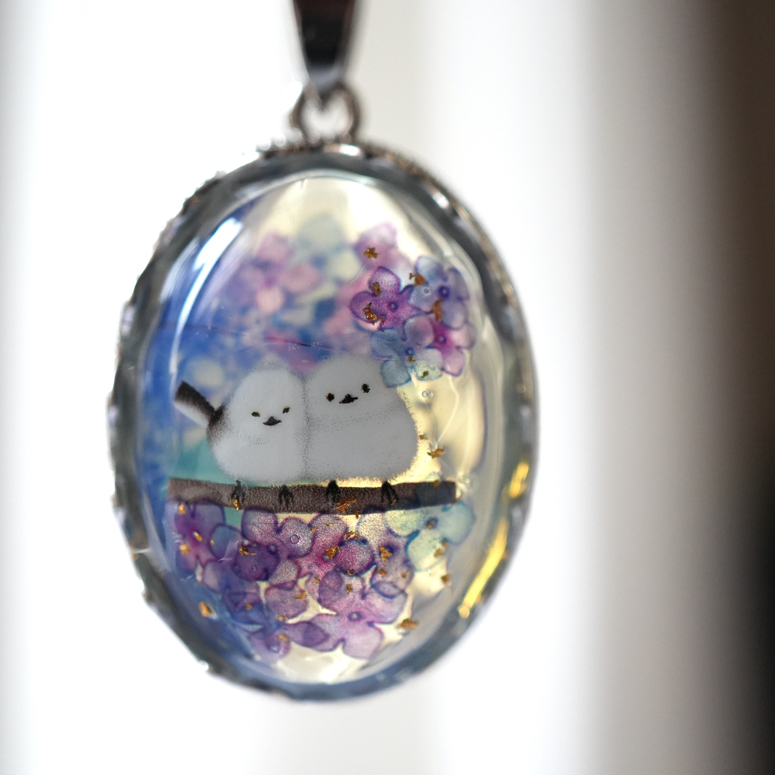 天然石オパールと紫陽花畑のシマエナガ、金箔のペンダント ネックレス 金箔 24K