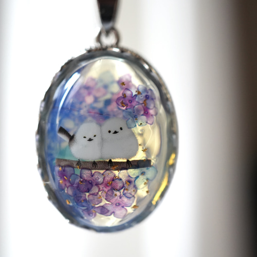 天然石オパールと紫陽花畑のシマエナガ、金箔のペンダント ネックレス