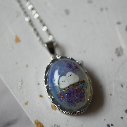 天然石オパールと紫陽花畑のシマエナガ、金箔のペンダント ネックレス