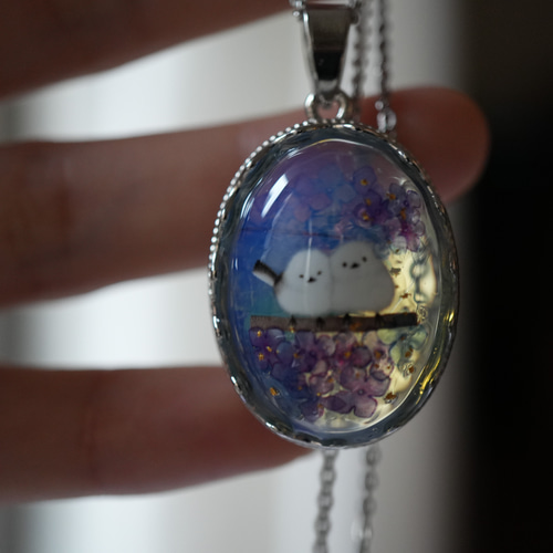 天然石オパールと紫陽花畑のシマエナガ、金箔のペンダント ネックレス