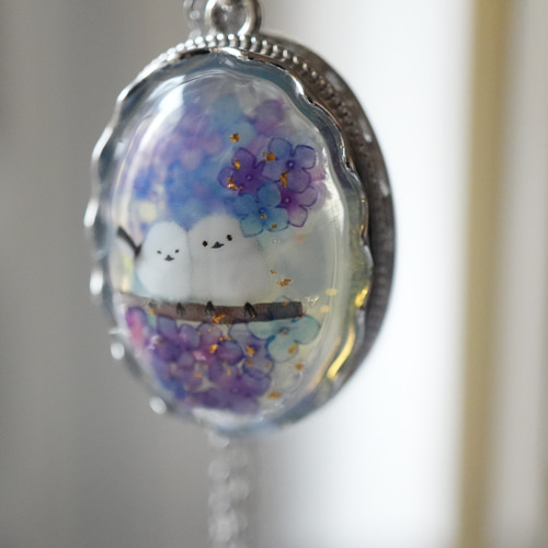 天然石オパールと紫陽花畑のシマエナガ、金箔のペンダント ネックレス