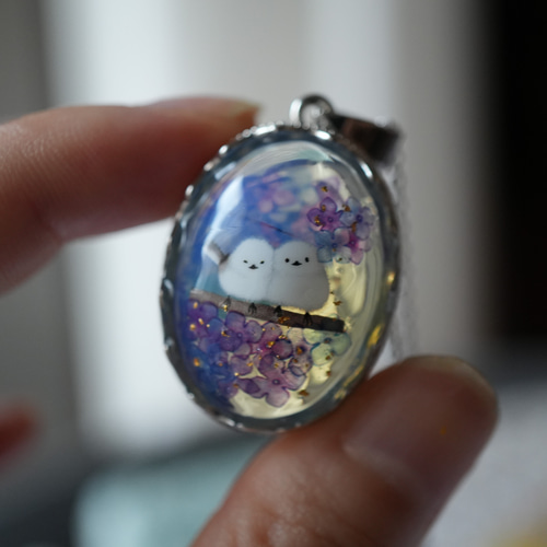 天然石オパールと紫陽花畑のシマエナガ、金箔のペンダント ネックレス