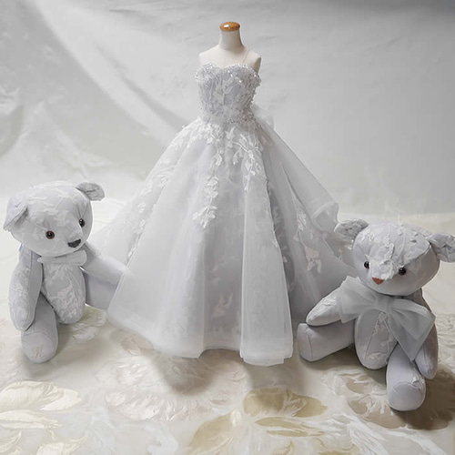 ミニチュア　ウェディングドレス　キラキラ　可愛い　インテリア ミニチュアウエディングドレスをネーム刺繍とインテリアフレームにお