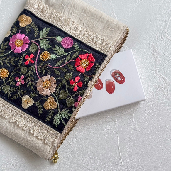 大人のためのインド刺繍ポーチ3点セット｜プチギフトや自分へのご褒美に｜ヴィンテージチャーム付き 4枚目の画像