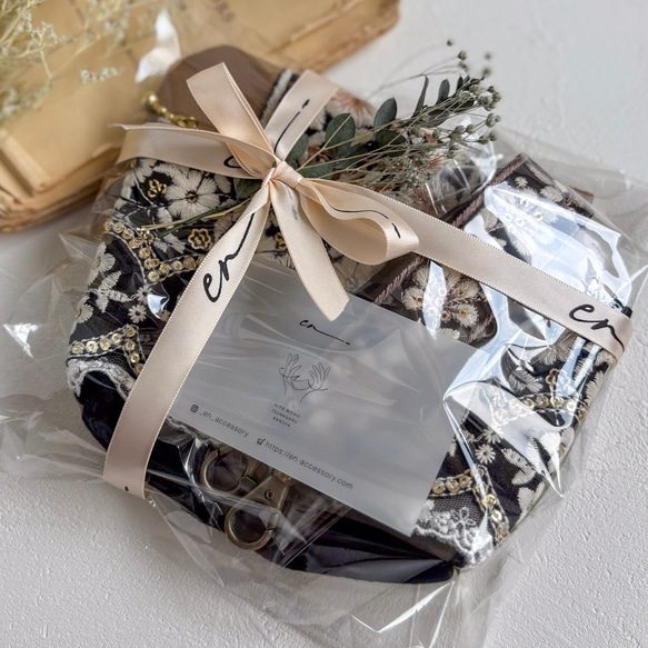 大人のためのインド刺繍ポーチ3点セット｜プチギフトや自分へのご褒美に｜ヴィンテージチャーム付き 1枚目の画像