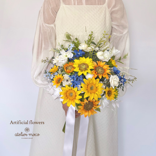 新作】ひまわり と デルフィニウム のナチュラル クラッチブーケ（造花