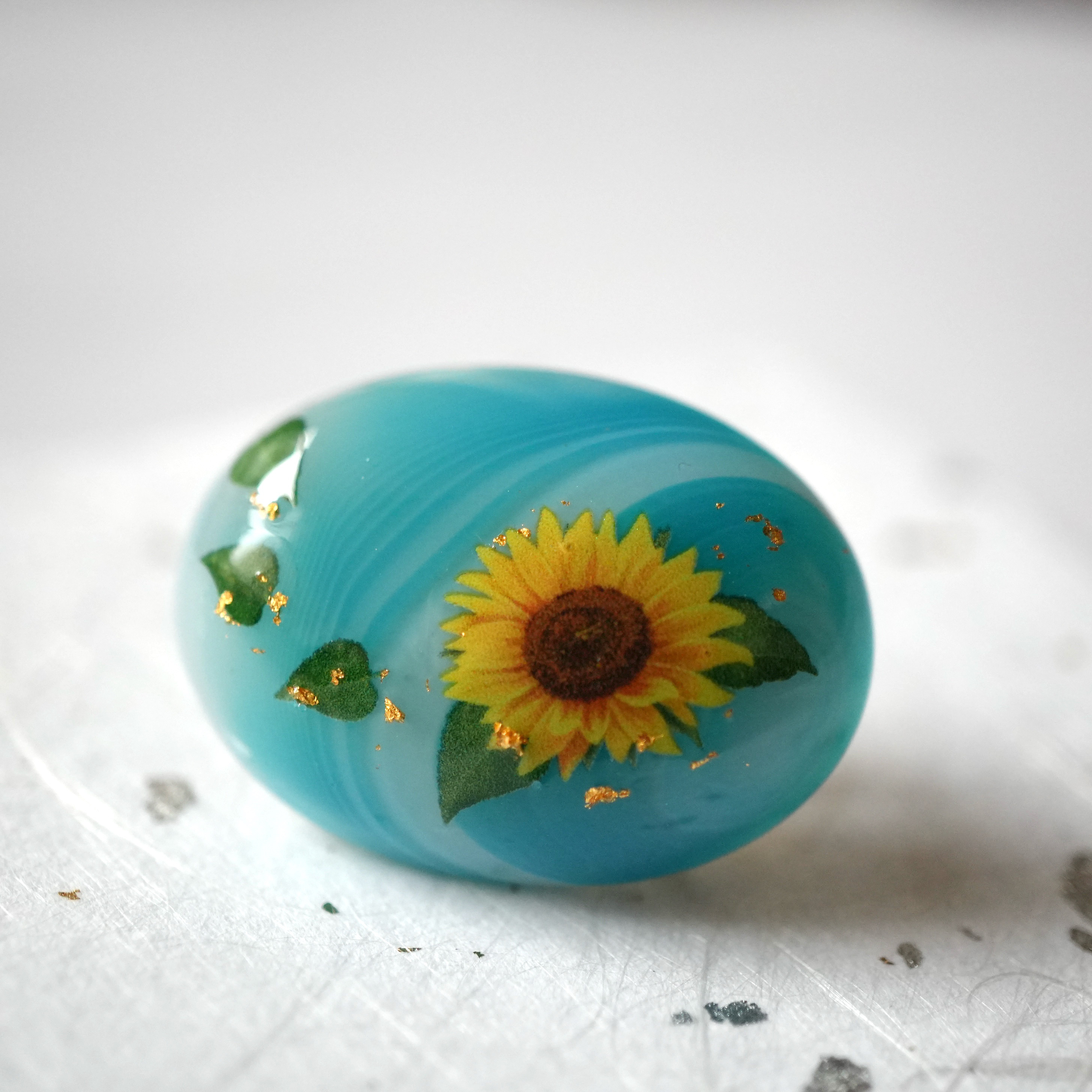 日本の夏2025(一点物）天然石縞瑪瑙染め（ドジャーブルー）とひまわりの帯留め 金箔