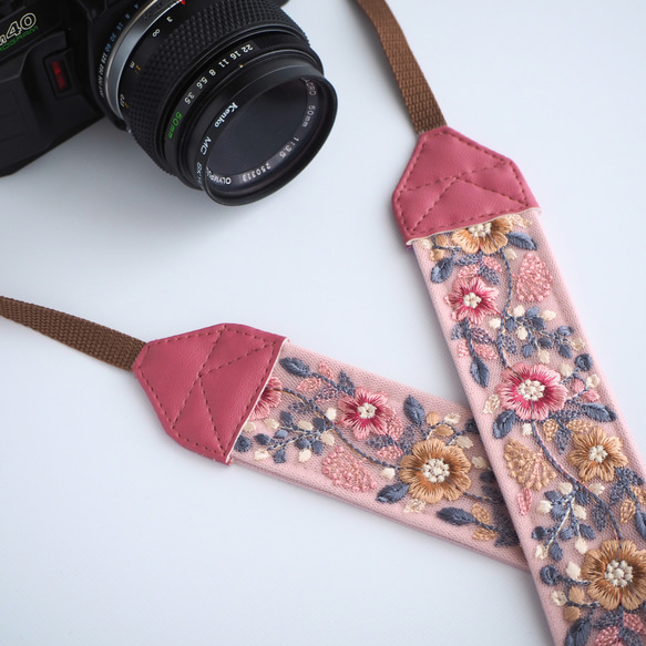 【フローラルガーデン】カメラストラップ　インド刺繍　帆布　くすみカラー　おしゃれ　可愛い　ギフト 1枚目の画像