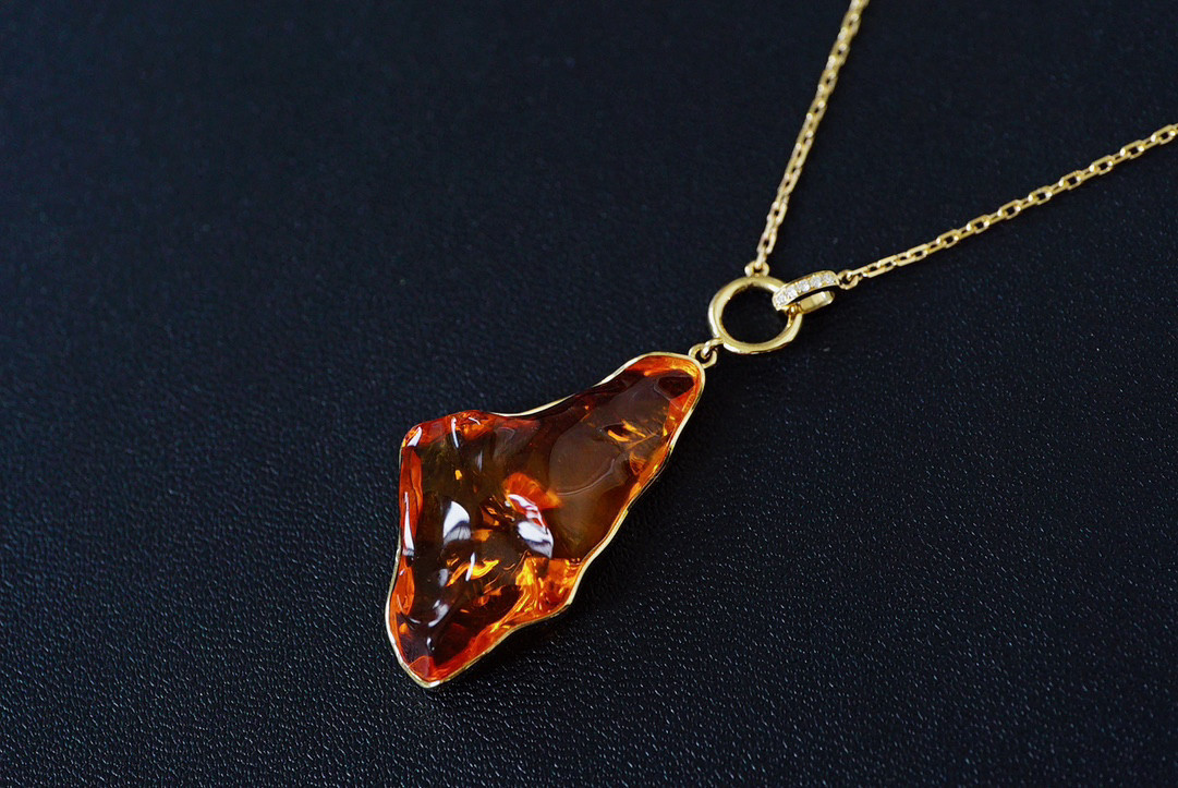 「ユニーク」天然ファイアオパール　  純真　神の石　10月誕生石　K18 ネックレス　天然ダイヤモンド