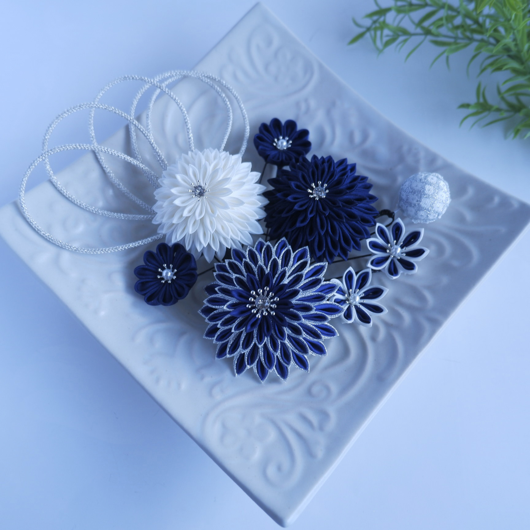 つまみ細工髪飾り　ネイビー&シルバー（成人式髪飾り　結婚式髪飾り　卒業式髪飾り　和装ヘア小物　成人式前撮り）