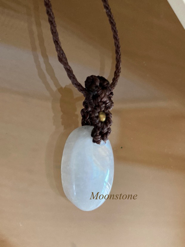ペンダント：　長さの調節可能なかわいいムーンストーンのペンダントです