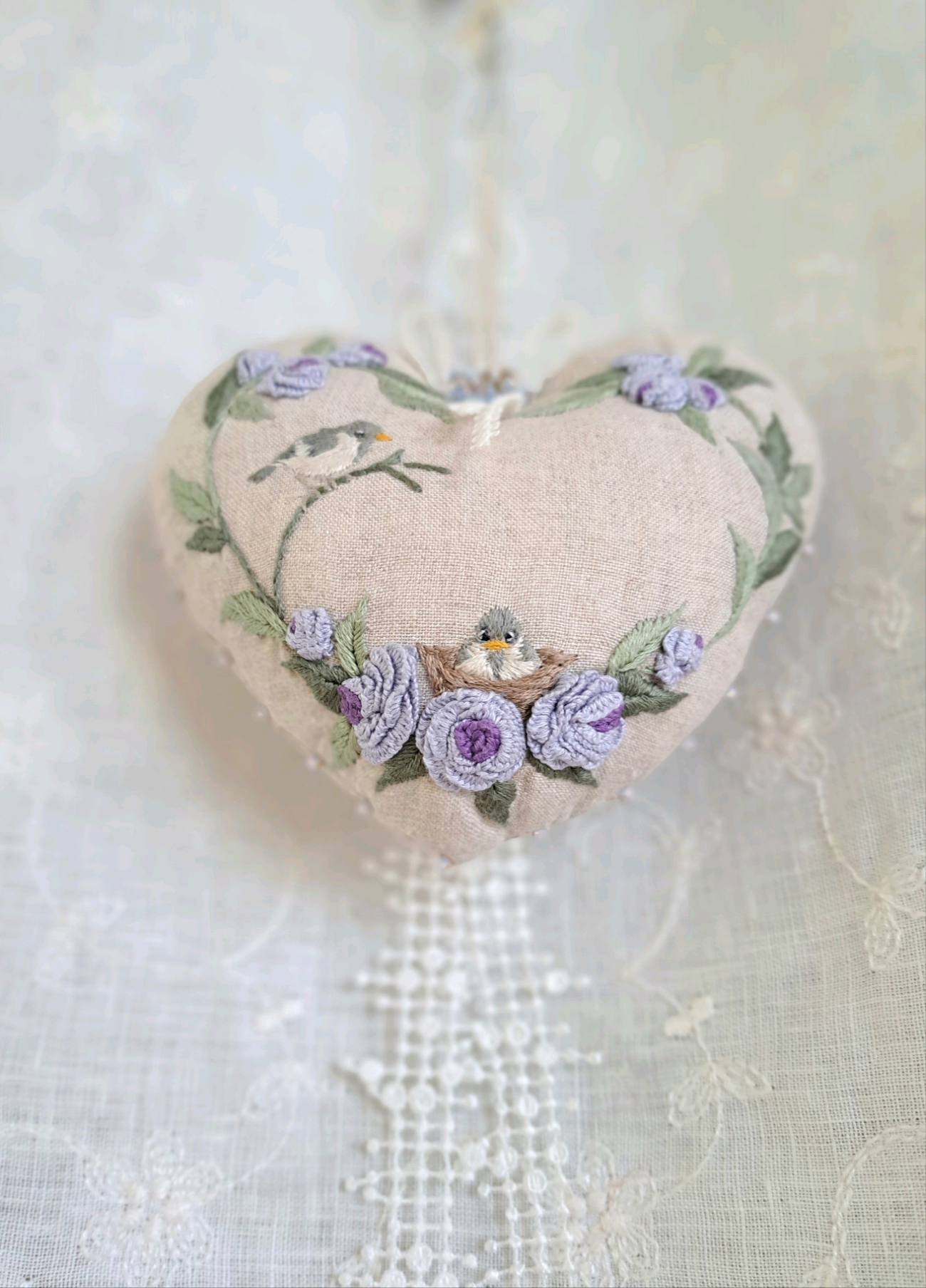 【薔薇と鳥の手刺繍入り　オーナメント(ハート)】シジュウカラ雛、幼鳥