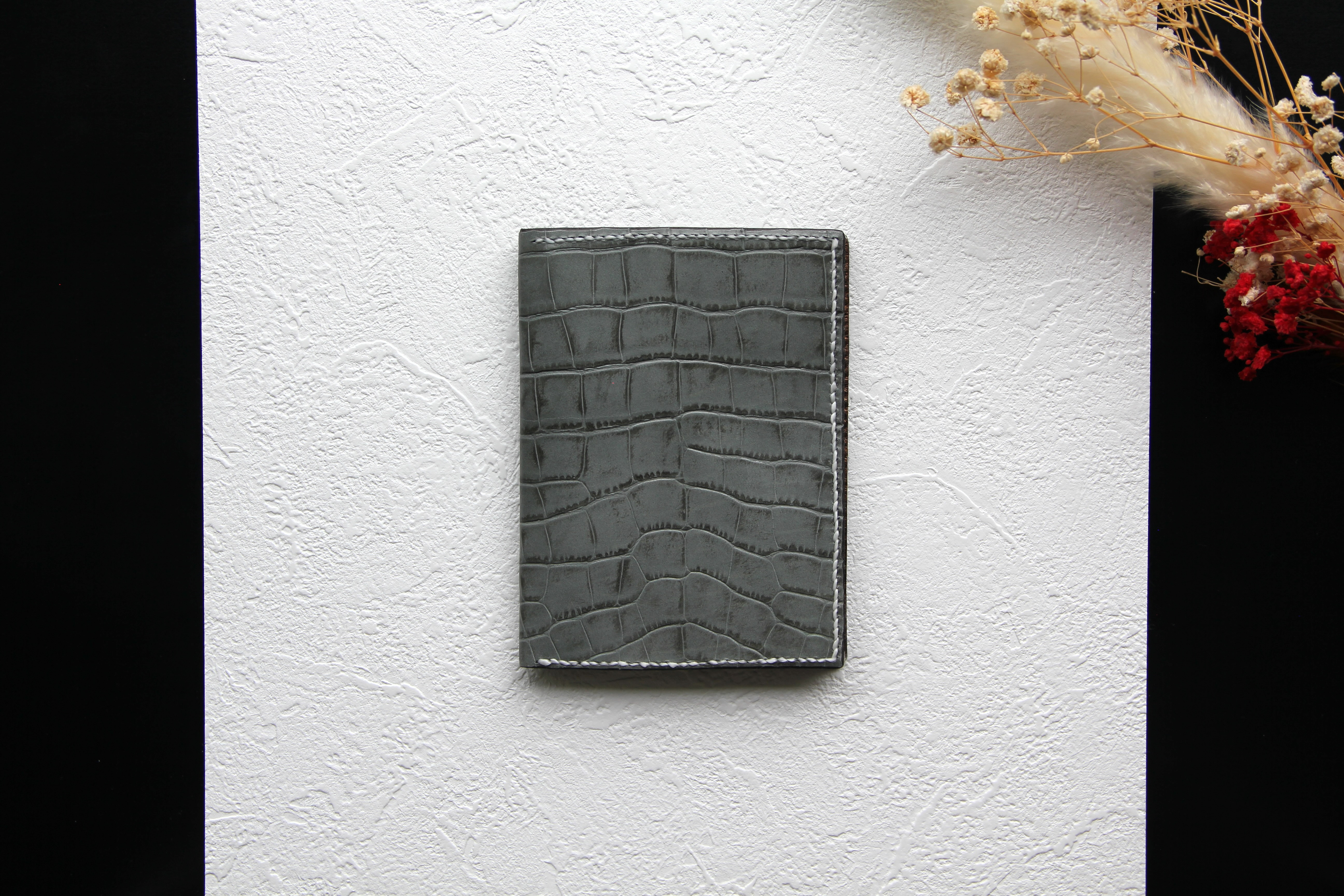 【Hug!】vol.1:Yassified　-本革製パスポートケース