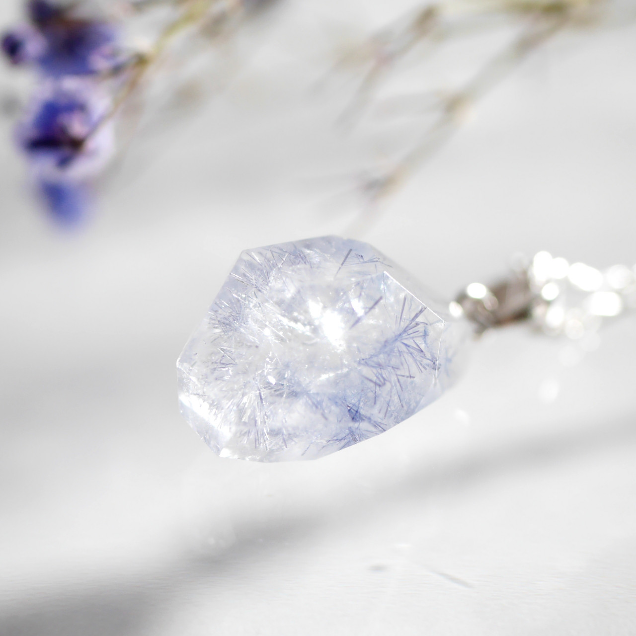 雪の結晶のような繊細さが美しいディモルチェライトインクォーツのネックレス No2