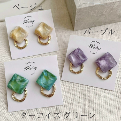 スクエアカボション水彩マーブルの艶めきとニュアンスゴールド ピアス