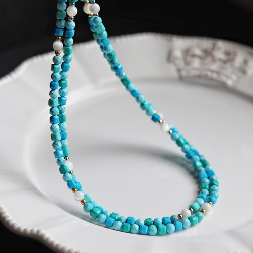 パラオブルー・ビビットカラーターコイズのネックレス(サージカル