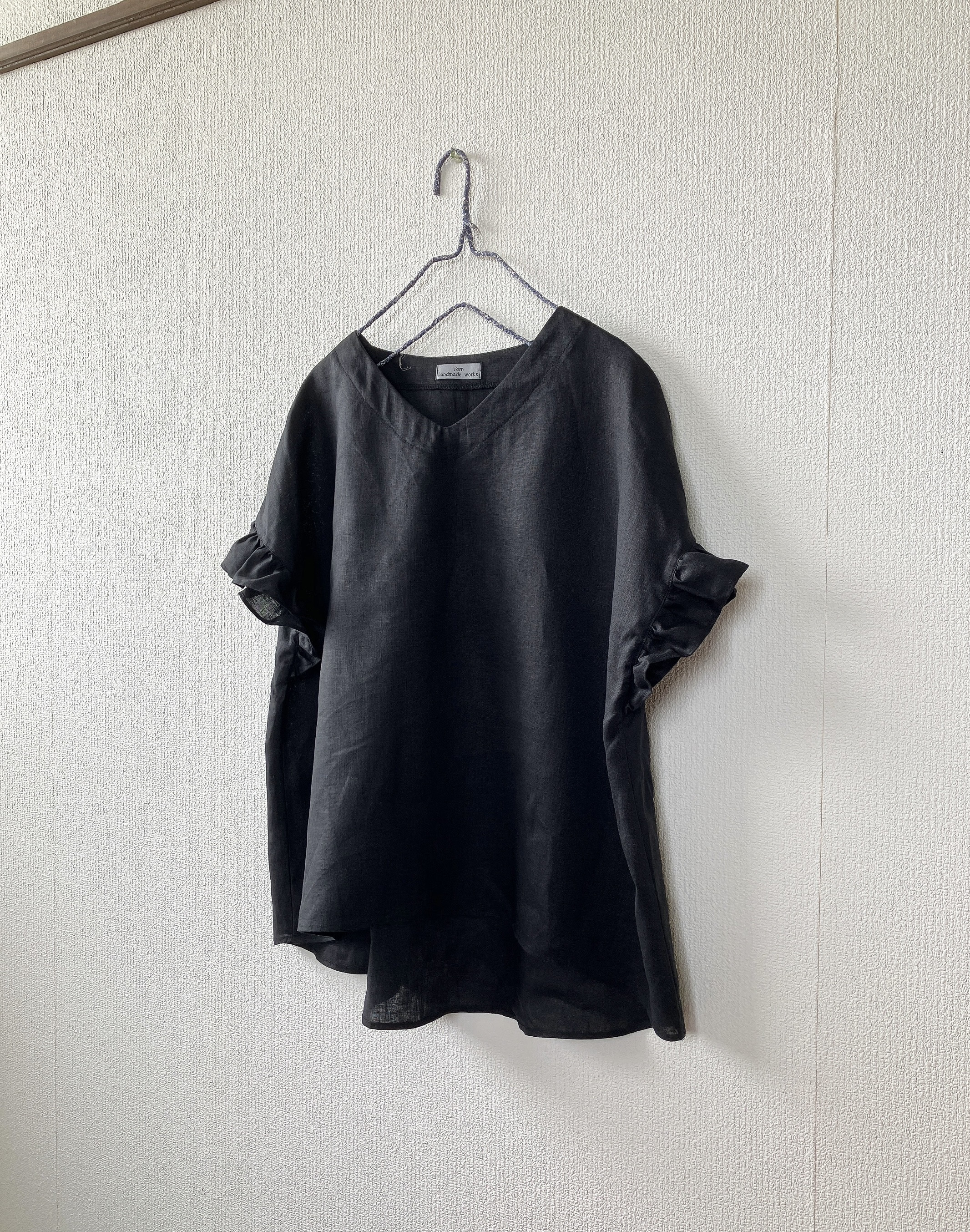 フリル袖のVネックプルオーバー　リネンブラック