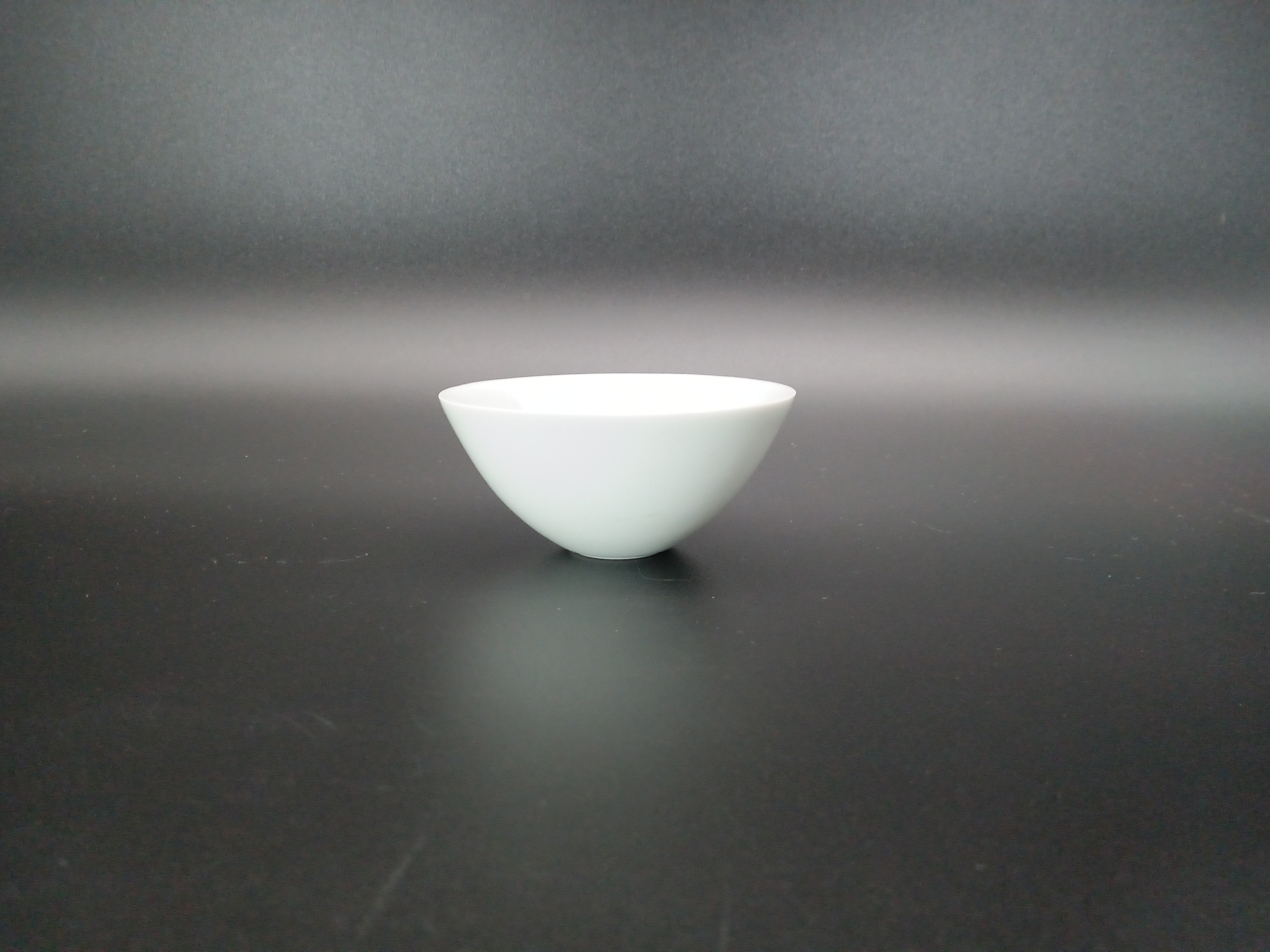 青白磁盃　圓田拓男作　美術年鑑掲載作家　共箱　盃　ぐい呑　ぐい呑み　陶芸作家　手作り　やきもの　焼物　磁器 4,380円