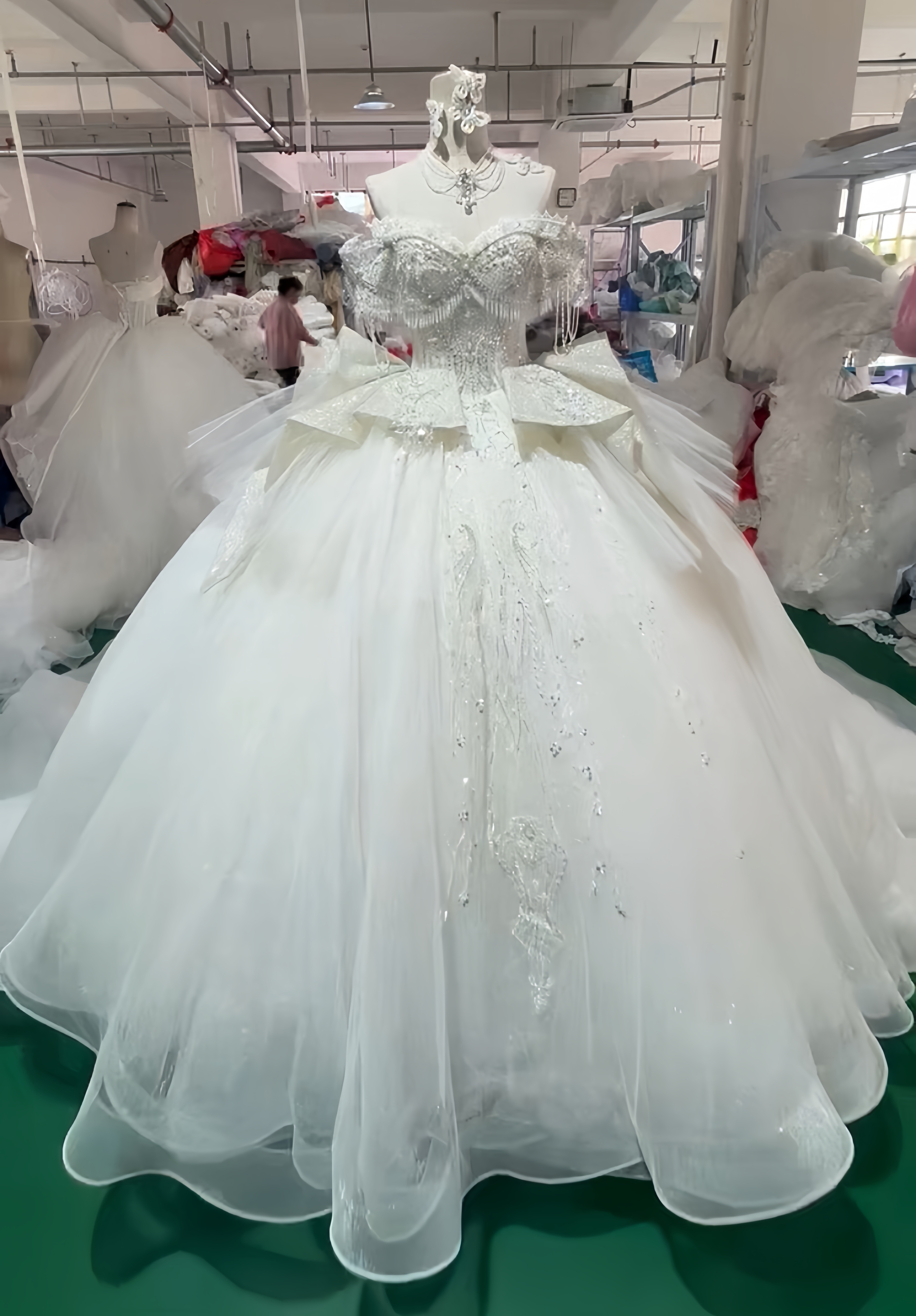 豪華！オフショルダー　二の腕カバー　上品　高品質保証　トレーン　披露宴前撮り二次会オーダーサイズ可能　ホワイト　キラキラ