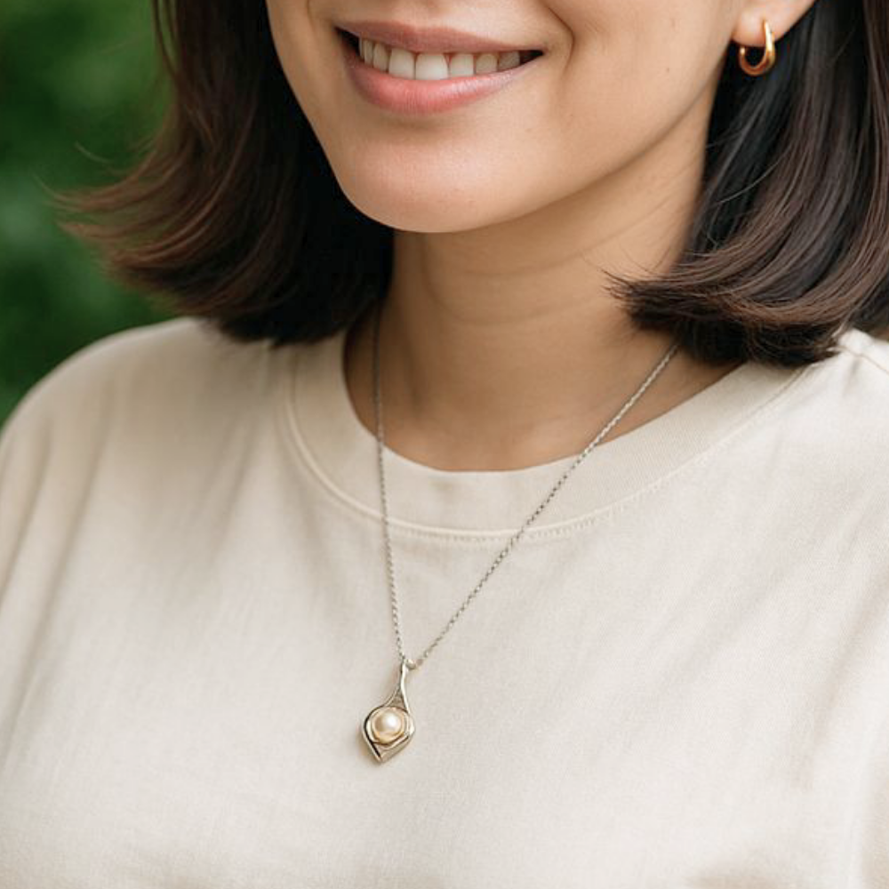 老舗が選んだ本物の輝きをご褒美価格で手に入れる。高品質・大粒９ｍｍ淡水パールリーフペンダント