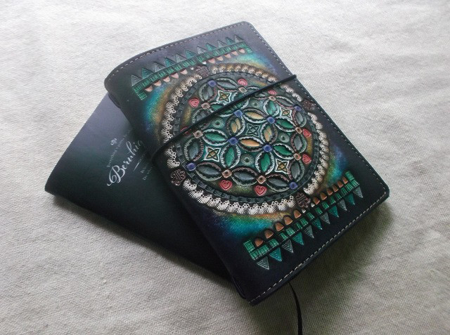 パスポートサイズトラベラーズノートカバー　牛革、刻印＆拭き染め　カードポケット付き