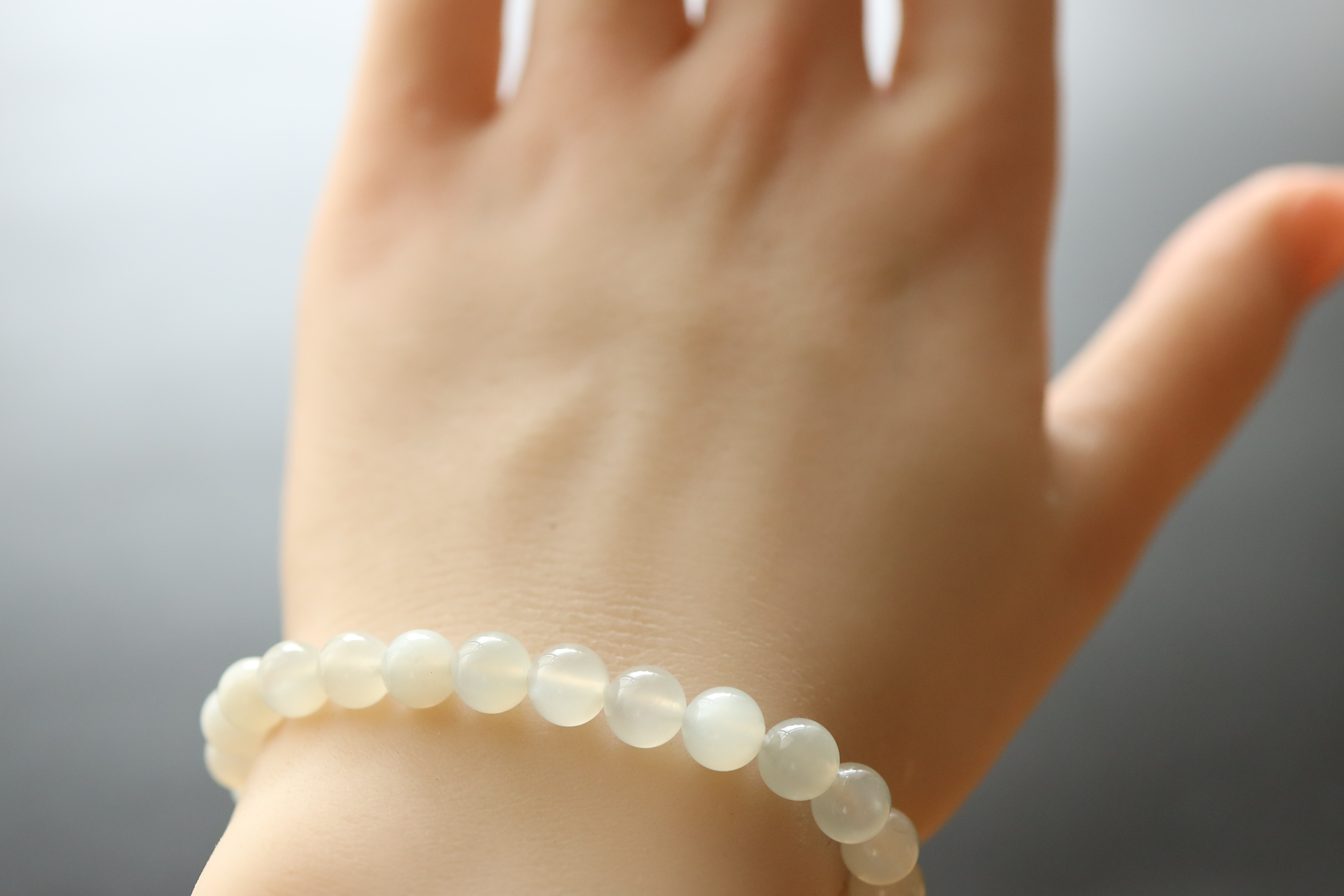 …☆プレミアムブレス☆月のパワーを秘めた石☆ホワイトシルバームーンストーン：6.5ミリ☆天然石ブレスレット☆…