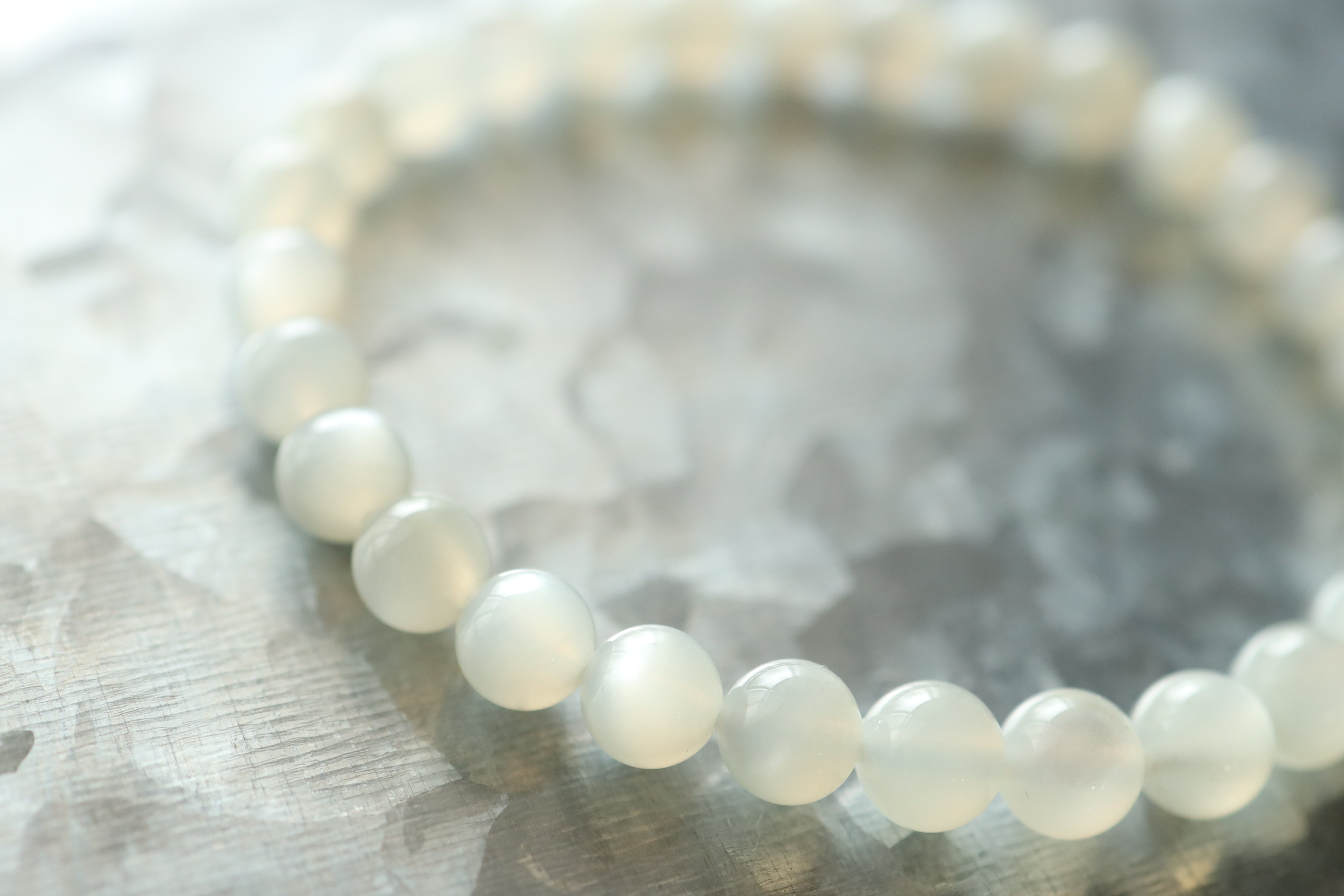 …☆プレミアムブレス☆月のパワーを秘めた石☆ホワイトシルバームーンストーン：6.5ミリ☆天然石ブレスレット☆…