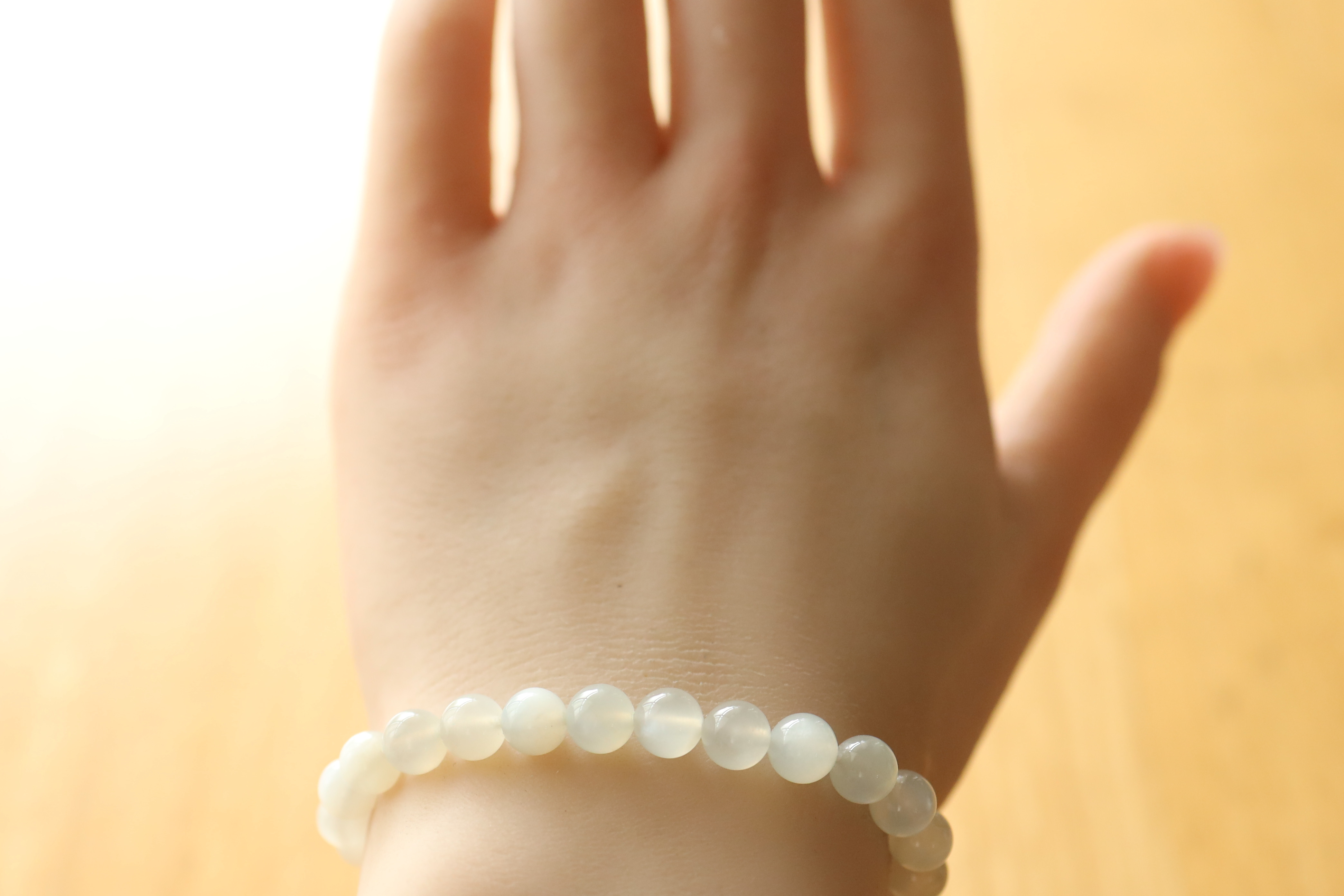 …☆プレミアムブレス☆月のパワーを秘めた石☆ホワイトシルバームーンストーン：6.5ミリ☆天然石ブレスレット☆…