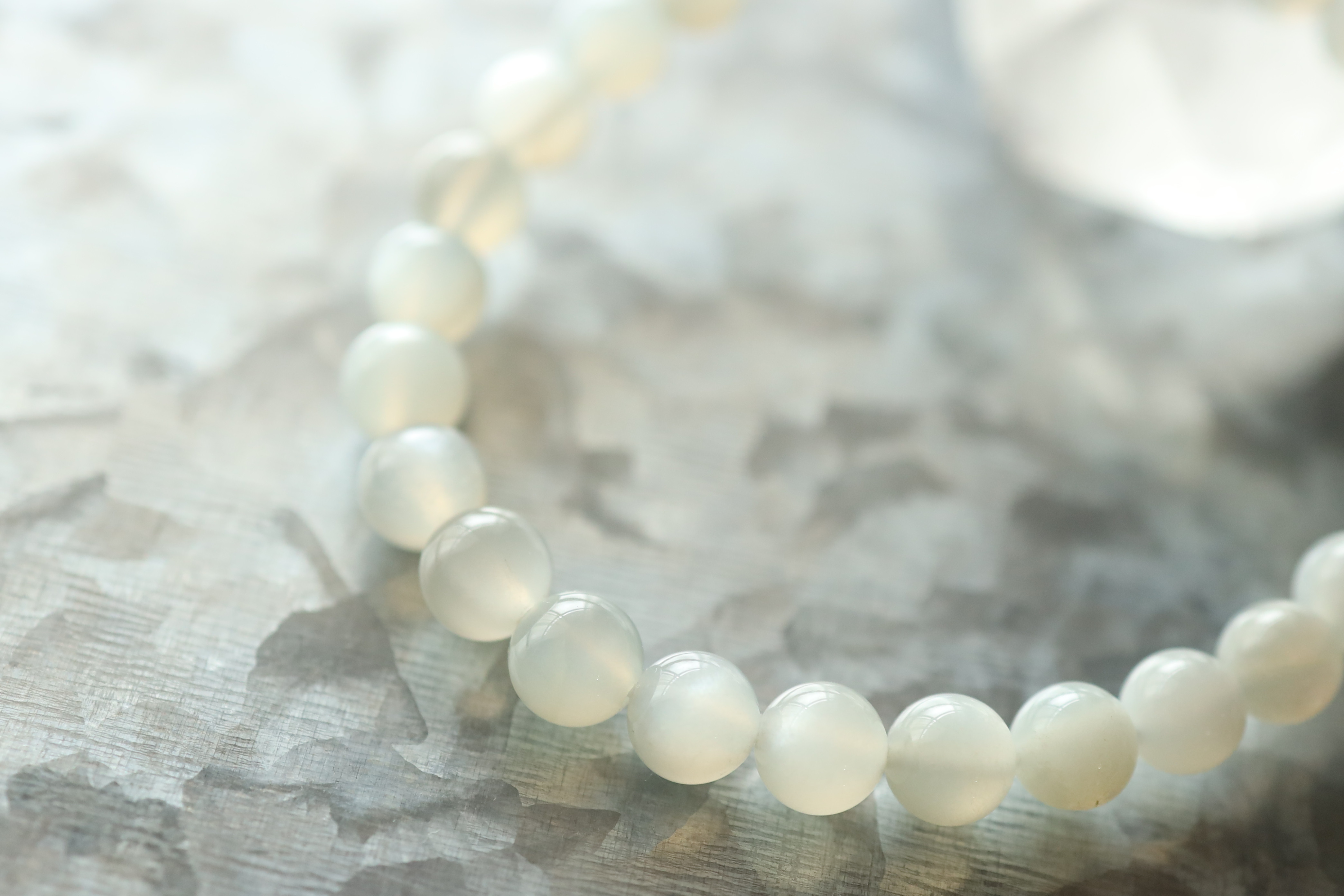 …☆プレミアムブレス☆月のパワーを秘めた石☆ホワイトシルバームーンストーン：6.5ミリ☆天然石ブレスレット☆…