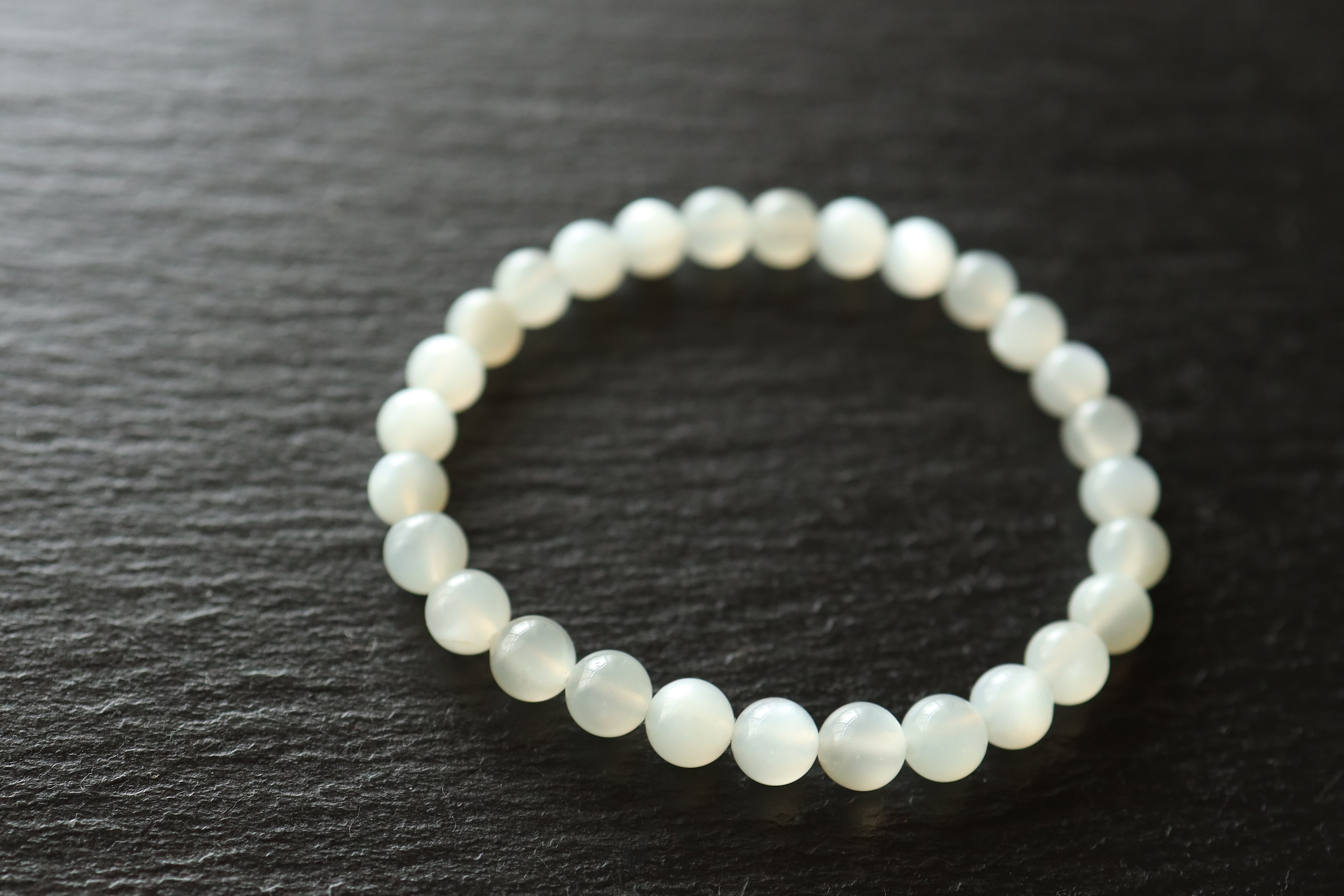 …☆プレミアムブレス☆月のパワーを秘めた石☆ホワイトシルバームーンストーン：6.5ミリ☆天然石ブレスレット☆…