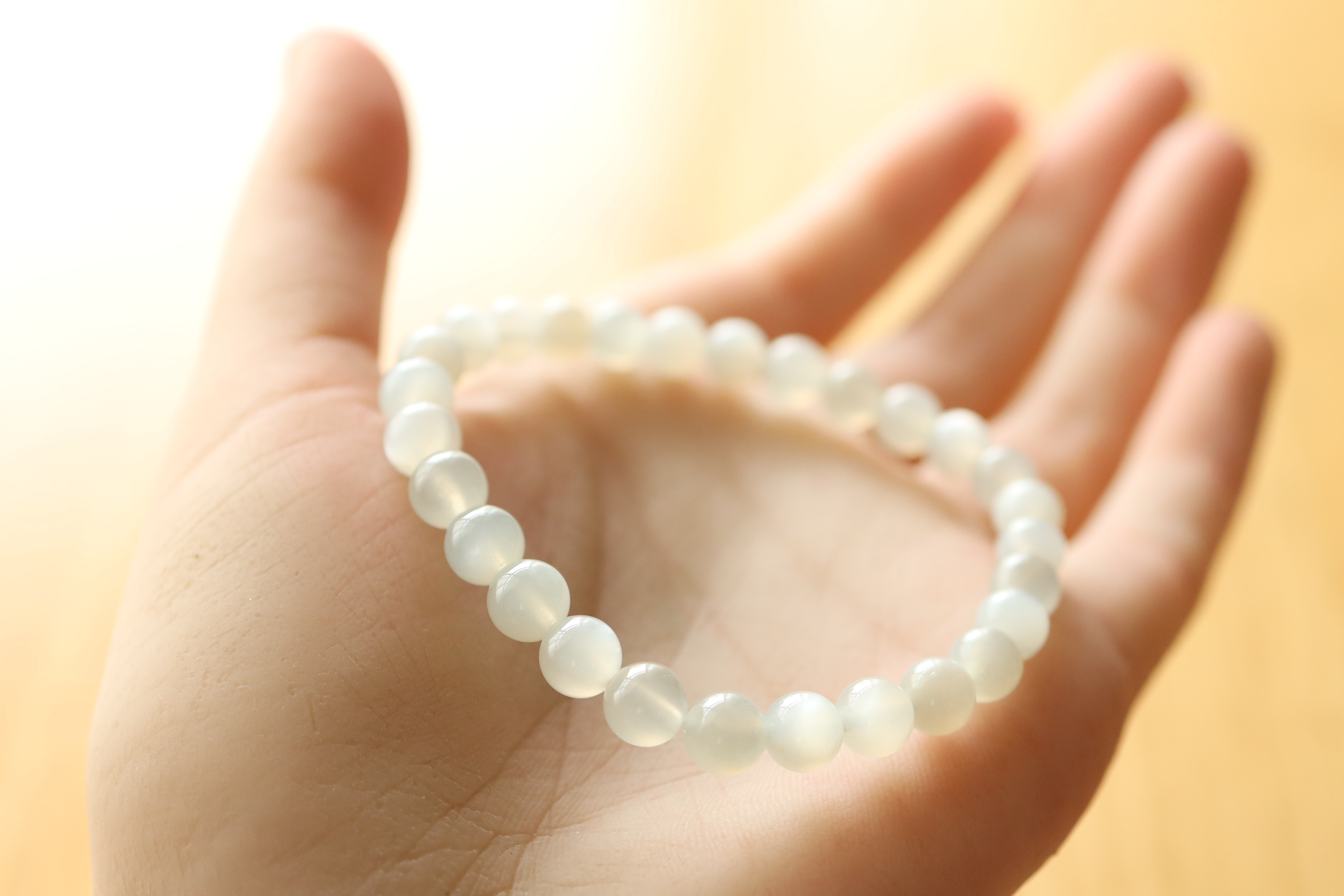 …☆プレミアムブレス☆月のパワーを秘めた石☆ホワイトシルバームーンストーン：6.5ミリ☆天然石ブレスレット☆…